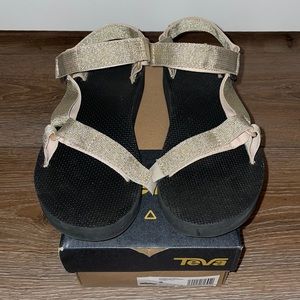 Like New Teva Midform Universal Size 9 Gold straps
